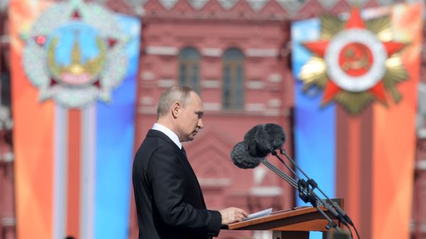Президент РФ В.Путин и премьер-министр РФ Д.Медведев на военном параде в честь 73-й годовщины Победы в ВОВ