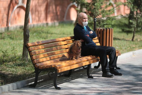 Мужчина на прогулке с собакой в Евпатории