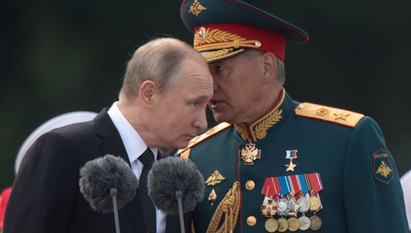 Президент РФ, верховный главнокомандующий Владимир Путин и министр обороны Сергей Шойгу (справа)