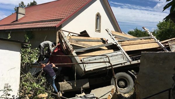 Фура въехала в жилой дом