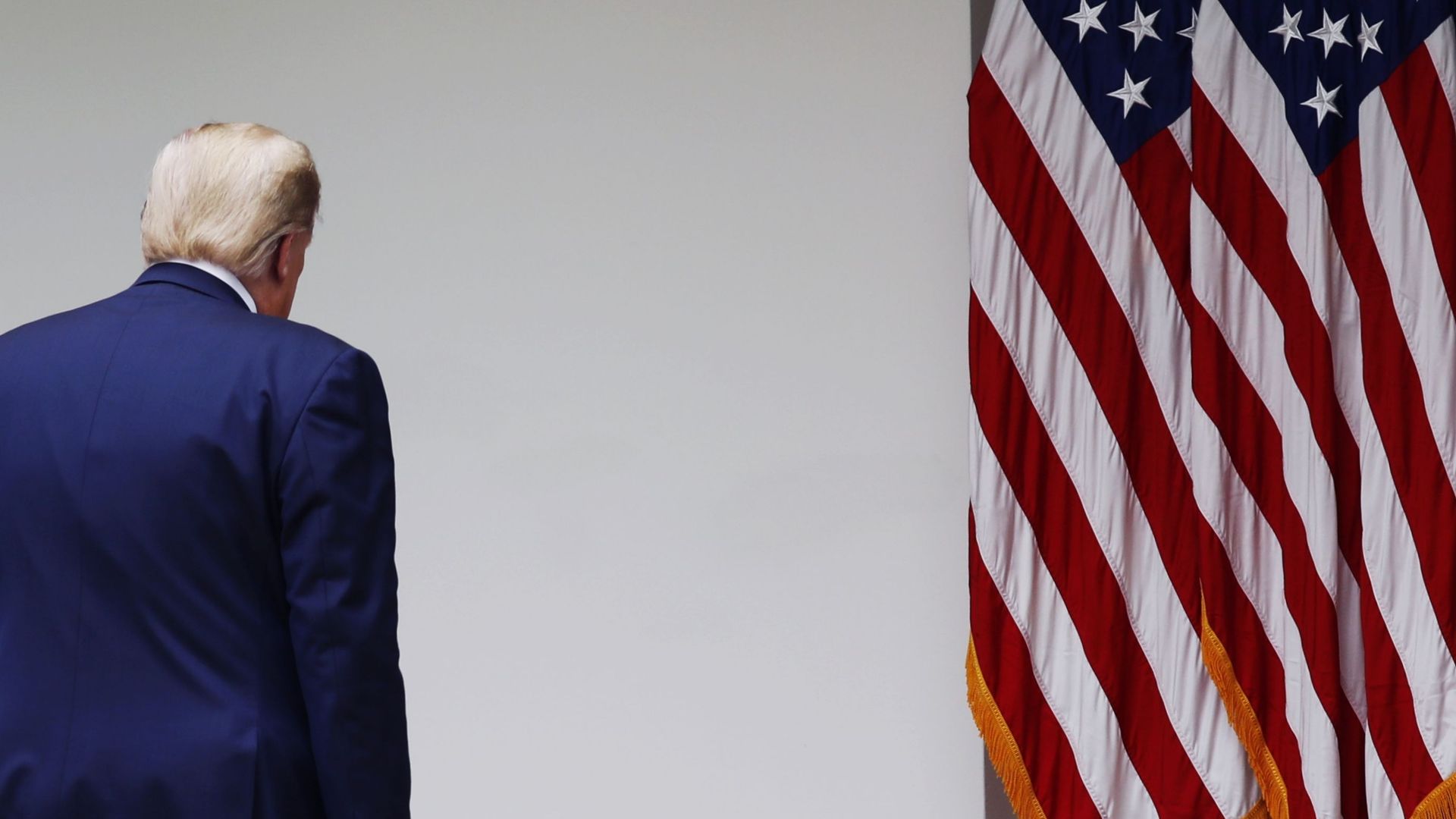 Президент США Дональд Трамп после окончания брифинга в розовом саду возле Белого дома в Вашингтоне Президент США Дональд Трамп после окончания брифинга в розовом саду возле Белого дома в Вашингтоне - РИА Новости, 1920, 08.10.2020