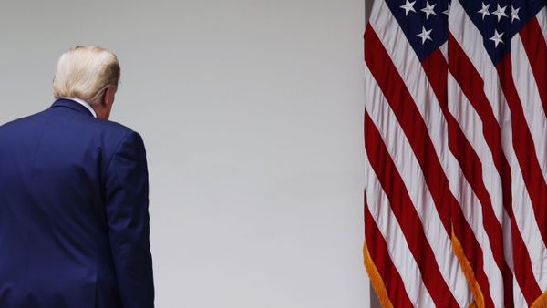 Президент США Дональд Трамп после окончания брифинга в розовом саду возле Белого дома в Вашингтоне