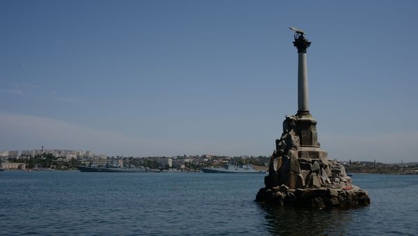 В Севастопольской бухте корабли встали в парадную линию / Алёна Хазинурова В Севастопольской бухте корабли встали в парадную линию / Алёна Хазинурова