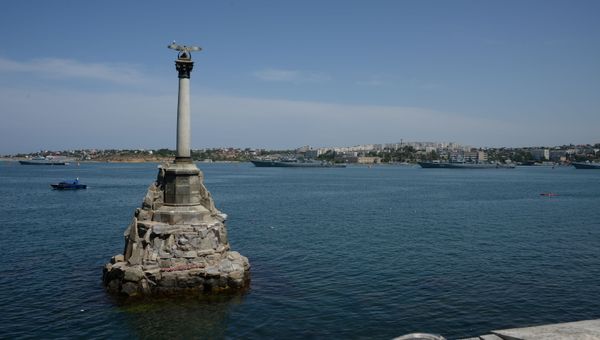 В Севастопольской бухте корабли встали в парадную линию