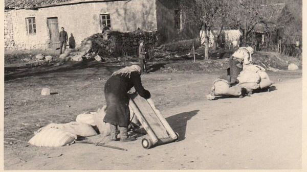 Женщины из сельской общины. Крым, 1943 г. Женщины из сельской общины. Крым, 1943 г.