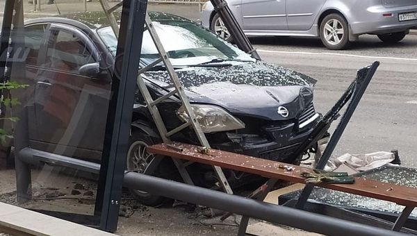 В Симферополе иномарка снесла новую умную остановку