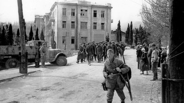 Алушта, апрель 1944. Группа пленных солдат Алушта, апрель 1944. Группа пленных солдат