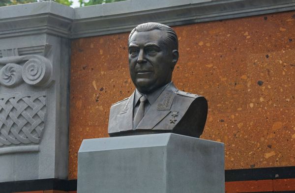 Памятник Герою Советского Союза Ашоту Аматуни открыли в Симферополе