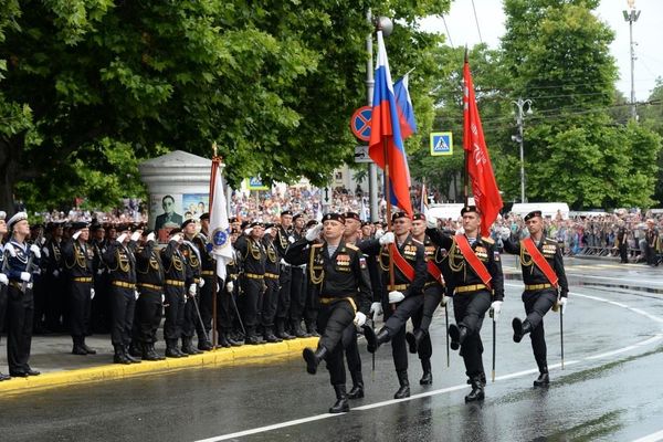 Парад в Севастополе начался с торжественного выноса флага России и знамени Победы. Парад в Севастополе начался с торжественного выноса флага России и знамени Победы.