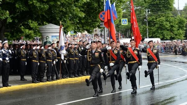 Парад в Севастополе начался с торжественного выноса флага России и знамени Победы. Парад в Севастополе начался с торжественного выноса флага России и знамени Победы.