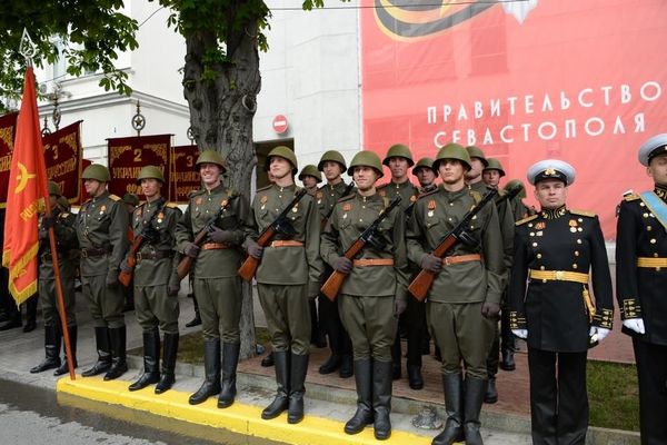 В колонне на параде прошли военнослужащие в форме воинов-победителей В колонне на параде прошли военнослужащие в форме воинов-победителей