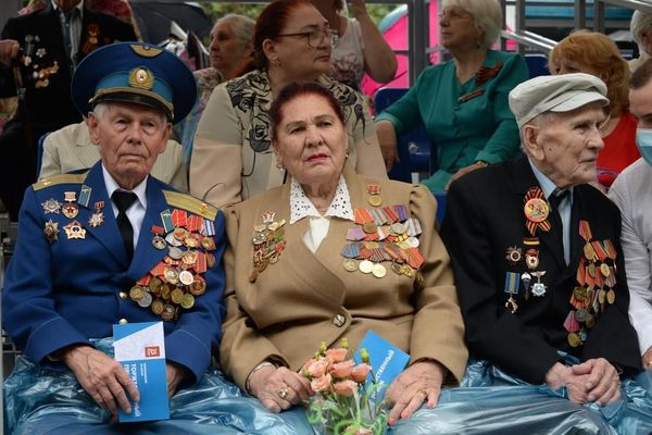 Ветераны Севастополя на почетных местах на трибунах. Ветераны Севастополя на почетных местах на трибунах.