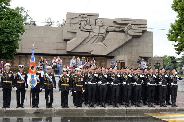 Строй военнослужащих сегодня был без медицинских масок, в отличие от репетиции. Строй военнослужащих сегодня был без медицинских масок, в отличие от репетиции.