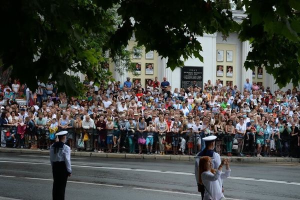 Но дождь не помешал севастопольцам поучаствовать в празднике. Но дождь не помешал севастопольцам поучаствовать в празднике.