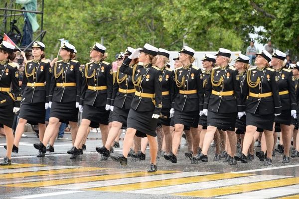 Впервые за пять лет в параде участвуют женщины. Впервые за пять лет в параде участвуют женщины.