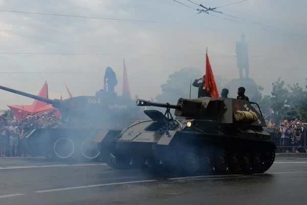 Танки времен войны сильно дымят и грохочут. Танки времен войны сильно дымят и грохочут.