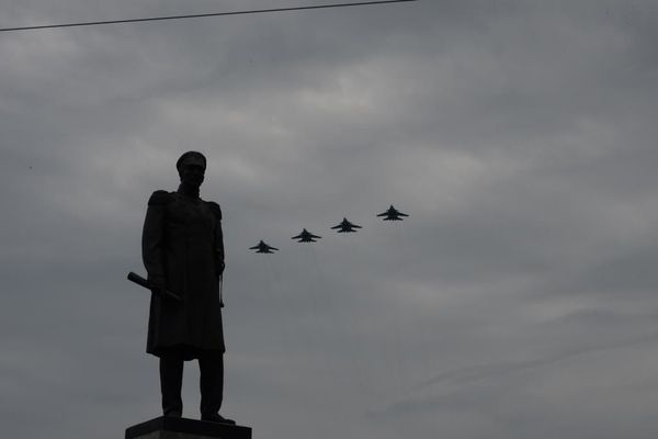 В небе над городом пролетела авиация. В небе над городом пролетела авиация.