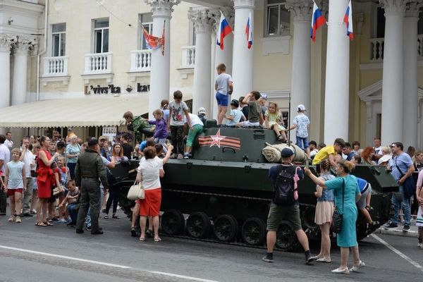 Дети смогли полазать по историческим танкам после окончания парада Дети смогли полазать по историческим танкам после окончания парада