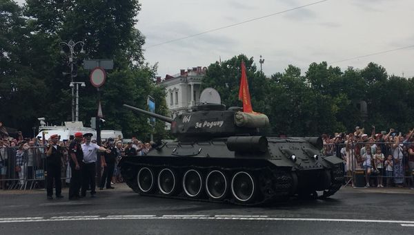 Т-34 заглох на параде в Севастополе Т-34 заглох на параде в Севастополе