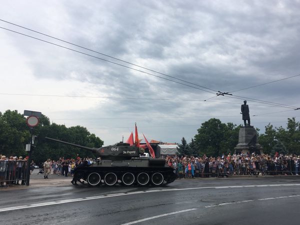Инцидент с Т-34 на параде в Крыму: почему танк повернул на зрителей Инцидент с Т-34 на параде в Крыму: почему танк повернул на зрителей