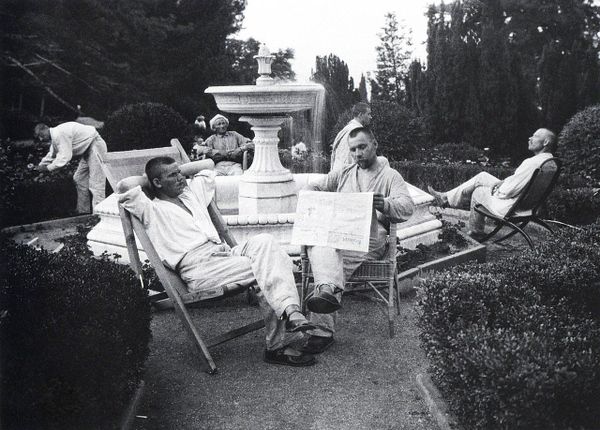 Отдых у фонтана. Фото: Аркадий Шайхет, 1925 г. 