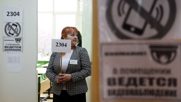 Ответственный организатор встречает родителей учащихся МБОУ Русско-татарская средняя общеобразовательная школа No 81 с углубленным изучением отдельных предметов имени В. А. Григорьева Кировского района города Казани для сдачи экзамена в рамках Всероссийской акции Единый день сдачи ЕГЭ родителями