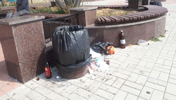 Мусор на набережной в Коктебеле
