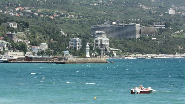Гостиница Ялта, Ялтинский порт и маяк с моря Гостиница Ялта, Ялтинский порт и маяк с моря
