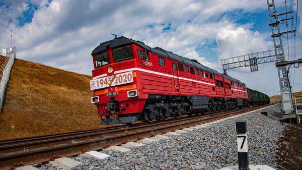Первый грузовой состав движется в сторону Крымского моста 