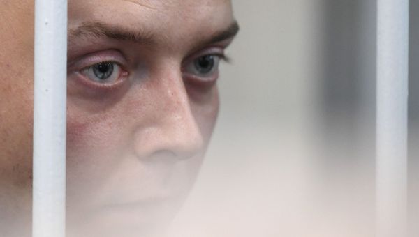 Советник генерального директора госкорпорации Роскосмос, бывший журналист изданий Коммерсантъ и Ведомости Иван Сафронов, подозреваемый в передаче одной из спецслужб НАТО секретных данных о ВПК России и задержанный по статье о государственной измене, в Лефортовском суде Москвы