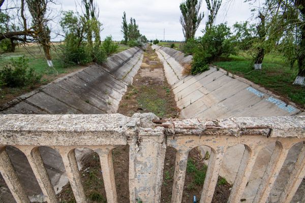 В канале вместо воды - трава, мусор и трещины в бетоне...