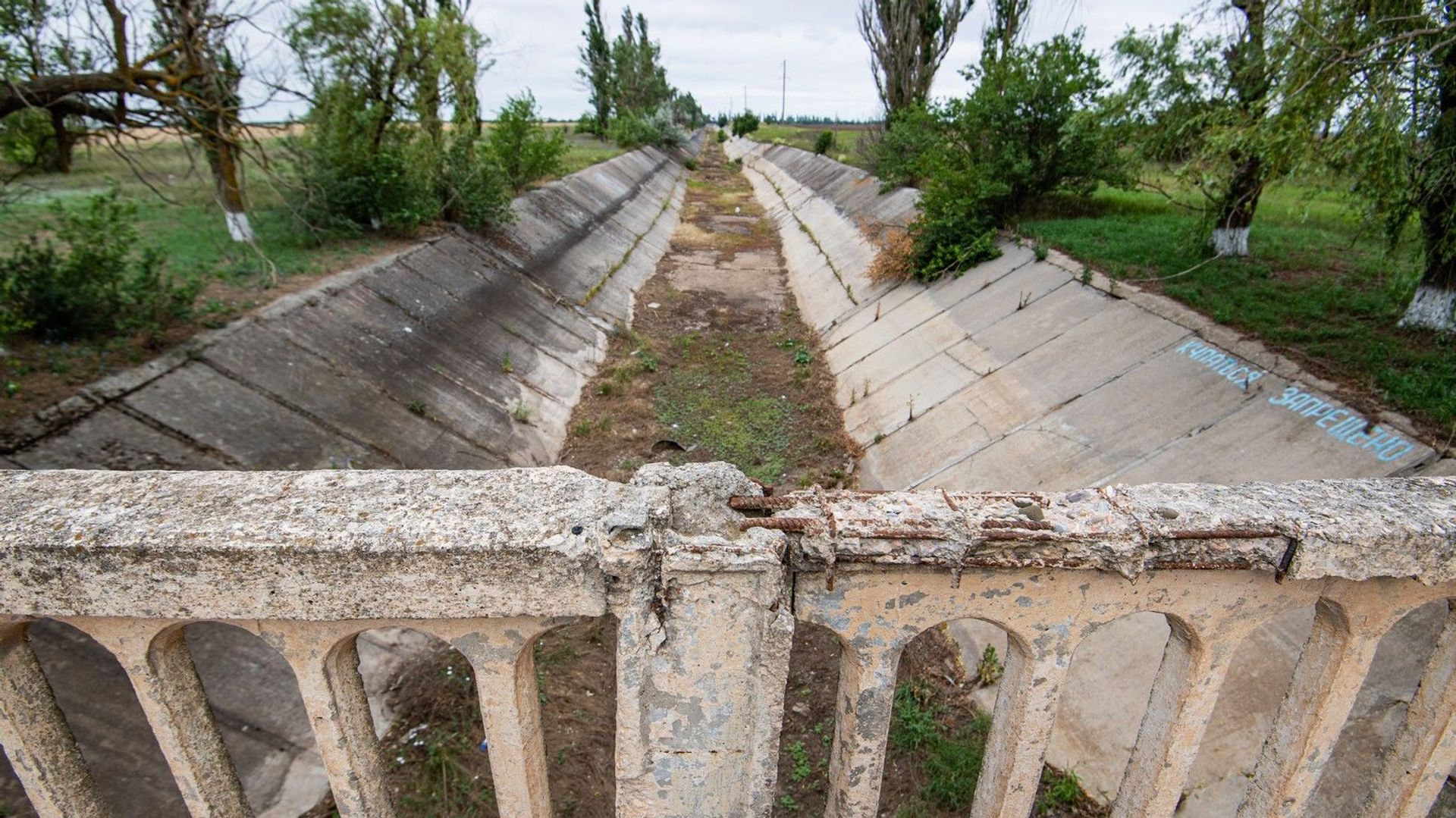 В канале вместо воды - трава, мусор и трещины в бетоне... - РИА Новости, 1920, 02.11.2020