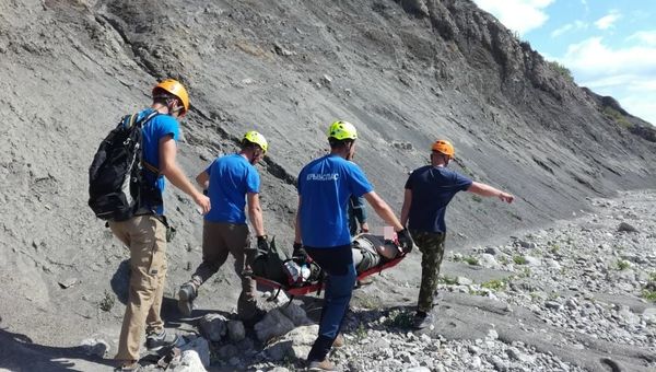 Пострадавшую транспортируют при помощи носилок