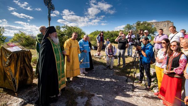 Панихида в память молдавских рыцарей в октагональном храме на руинах средневекового города Мангуп