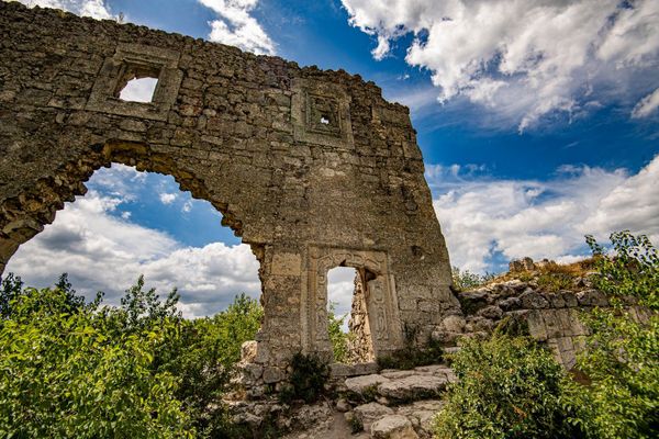 Пал Мангуп только в 1475 году. Турецкая армия подошла к городу в июле 1475 года. Почти шесть месяцев длилась осада, пять раз противник штурмовал крепость. Но только в декабре голод заставил защитников Мангупа сложить оружие. Турки разграбили город, большинство зданий сожгли или разрушили, жителей истребили или увели в плен. Пал Мангуп только в 1475 году. Турецкая армия подошла к городу в июле 1475 года. Почти шесть месяцев длилась осада, пять раз противник штурмовал крепость. Но только в декабре голод заставил защитников Мангупа сложить оружие. Турки разграбили город, большинство зданий сожгли или разрушили, жителей истребили или увели в плен.