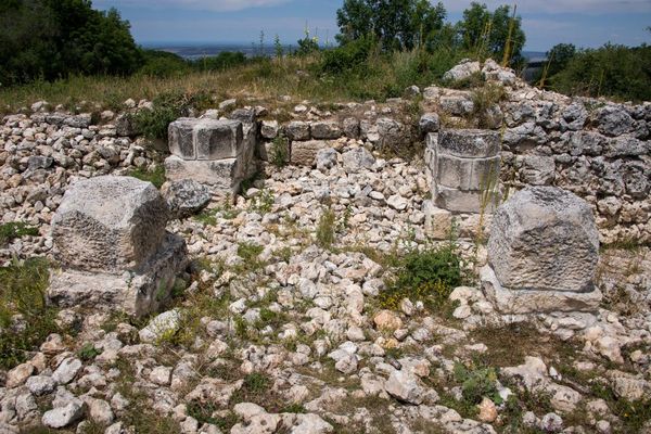 В XIV—XV веках княжество Мангуп играло заметную роль не только в истории Крыма. Письменные источники упоминают о связях княжества с Москвою, Валахией (Молдавией). Мангуп становится уверенной политической силой. До 1475 г. все князья Феодоро исповедовали христианство и носили православные имена. В XIV—XV веках княжество Мангуп играло заметную роль не только в истории Крыма. Письменные источники упоминают о связях княжества с Москвою, Валахией (Молдавией). Мангуп становится уверенной политической силой. До 1475 г. все князья Феодоро исповедовали христианство и носили православные имена.