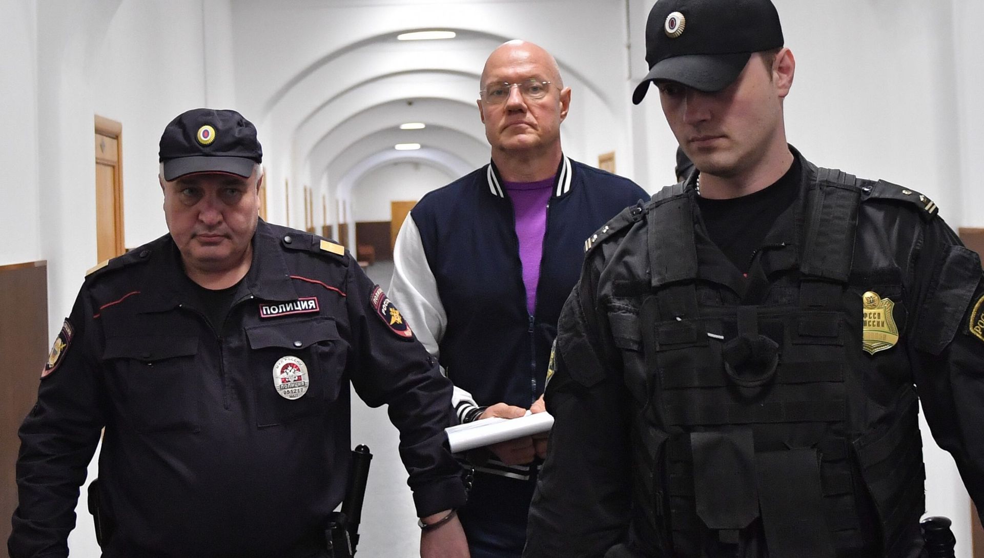 Бывший заместитель председателя Совета министров Республики Крым Виталий Нахлупин (в центре) перед рассмотрением ходатайства следствия об его аресте в Басманном суде Москвы - РИА Новости, 1920, 17.07.2020