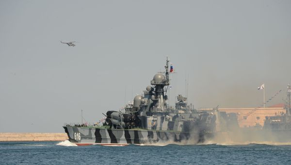 Боевые корабли демонстрируют силу
