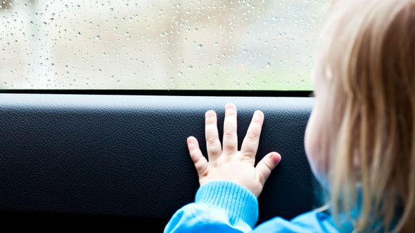 Девочка в машине смотрит в окно