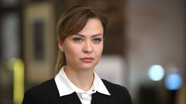 Полномочный представитель ДНР Наталья Никонорова выступает перед журналистами после заседания контактной группы по урегулированию ситуации на востоке Украины в Минске