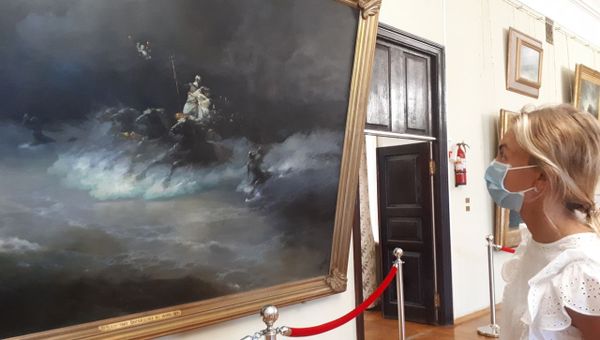 Посетители в залах Феодосийской картинной галереи им.Айвазовского