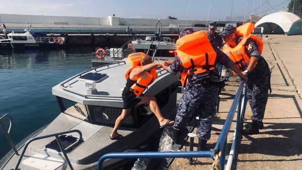 Сотрудники Росгвардии спасли туристов, которых во время прогулки на каяке вынесло в открытое море
