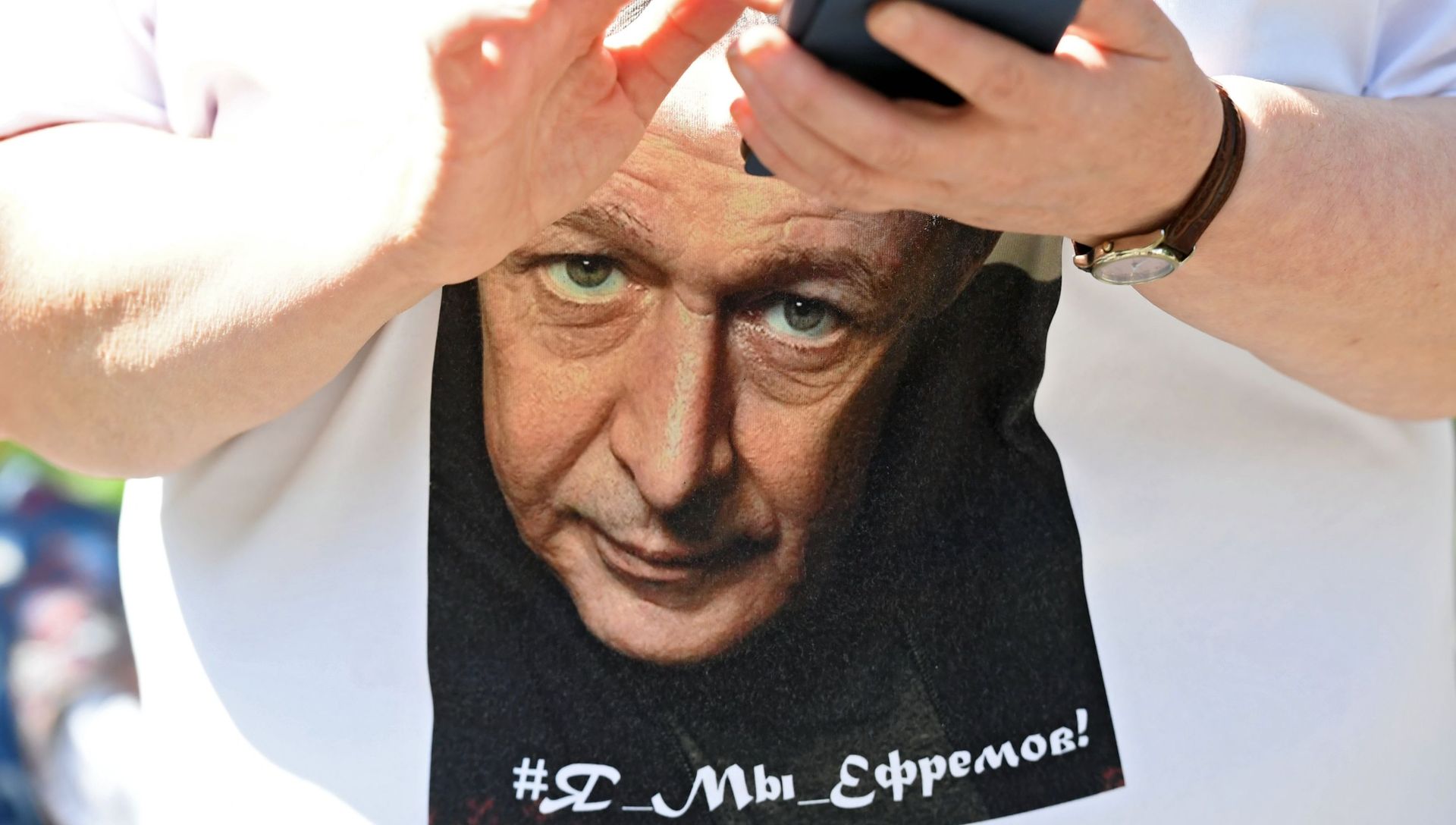 Портрет актера Михаила Ефремова на футболке женщины перед Пресненским судом города Москвы во время слушаний по делу о ДТП со смертельным исходом Портрет актера Михаила Ефремова на футболке женщины перед Пресненским судом города Москвы во время слушаний по делу о ДТП со смертельным исходом - РИА Новости, 1920, 08.09.2020