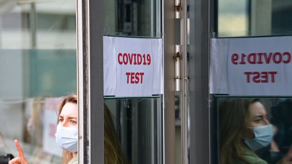 Пассажирка перед экспресс-тестированием на COVID-19