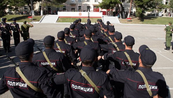 Приведение к воинской присяге новобранцев-контрактников МВД РФ в Симферополе