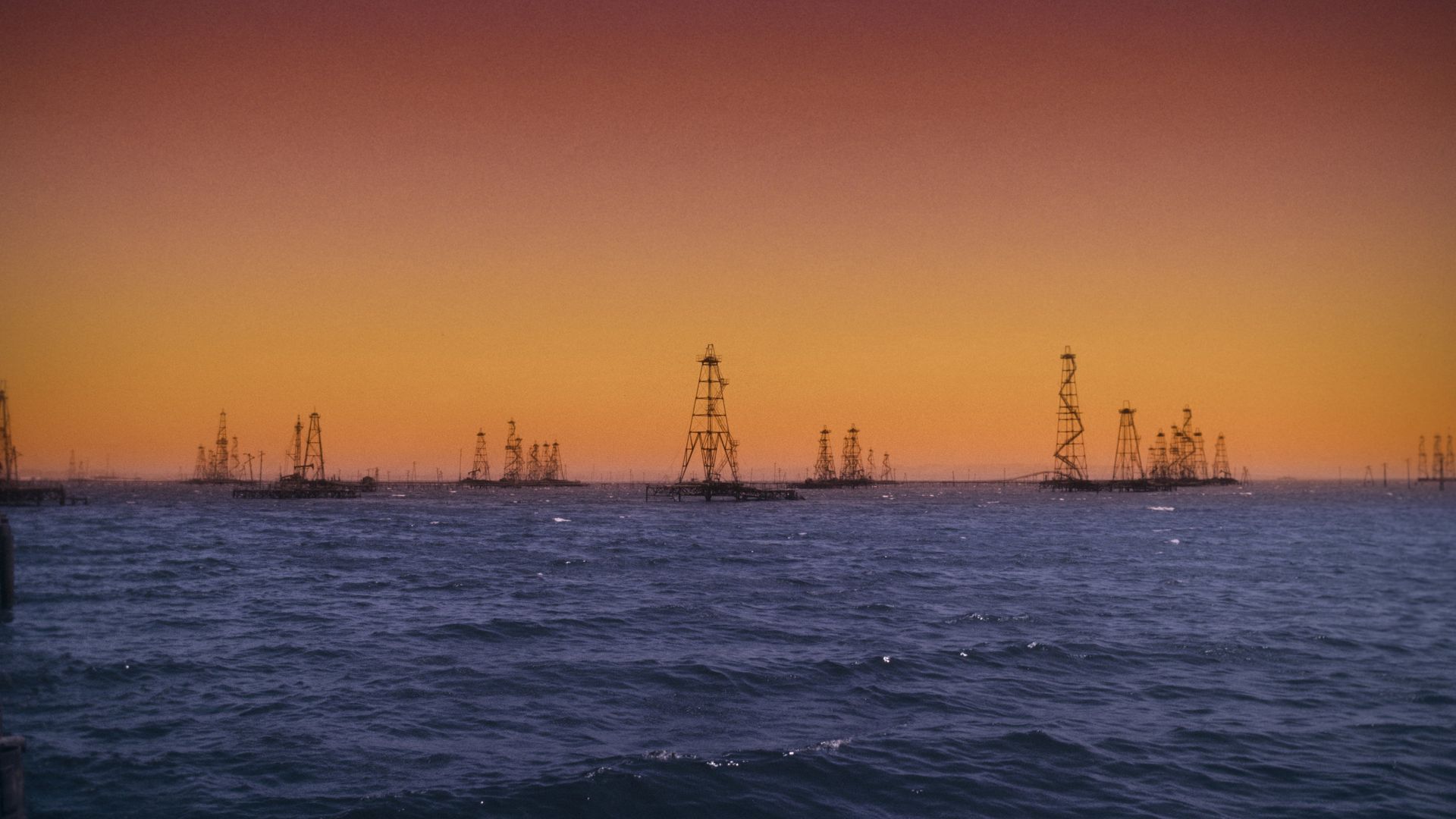 Нефтяные вышки в Каспийском море - РИА Новости, 1920, 10.07.2025