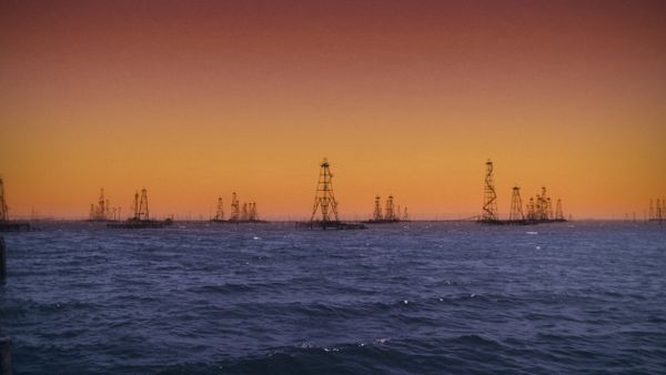 Нефтяные вышки в Каспийском море