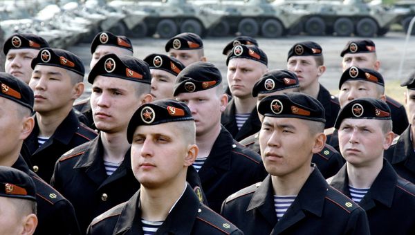Бригада морской пехоты Тихоокеанского флота приняла новую боевую технику - более 40 бронетранспортеров (БТР) и специальных военных автомобилей Урал