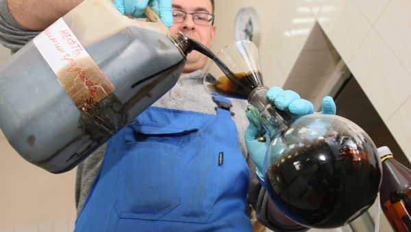 Работа лаборатории по определению качества нефти в Калининграде