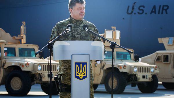 Президент Украины П.Порошенко встретил первый самолет ВВС США с американскими бронеавтомобилями